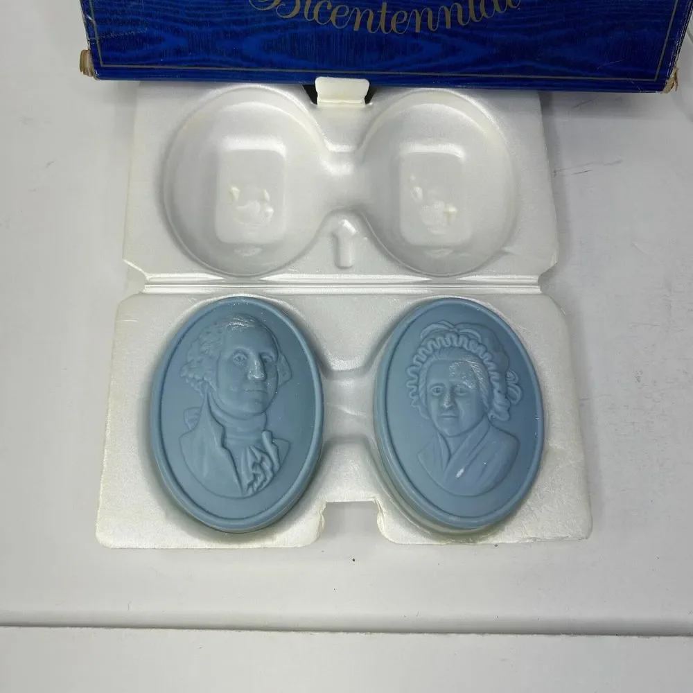 Avon Vintage United States 1776 Bicentennial 1976 Glass Plate and 2pc Soap Set